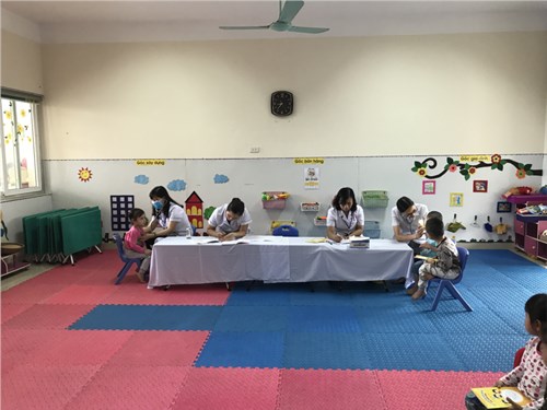 Ngày 12/4/2018 Trường MN Cự Khối kết hợp với Trạm y tế phường tổ chức khám sức khỏe đợt II cho trẻ năm học 2017-2018